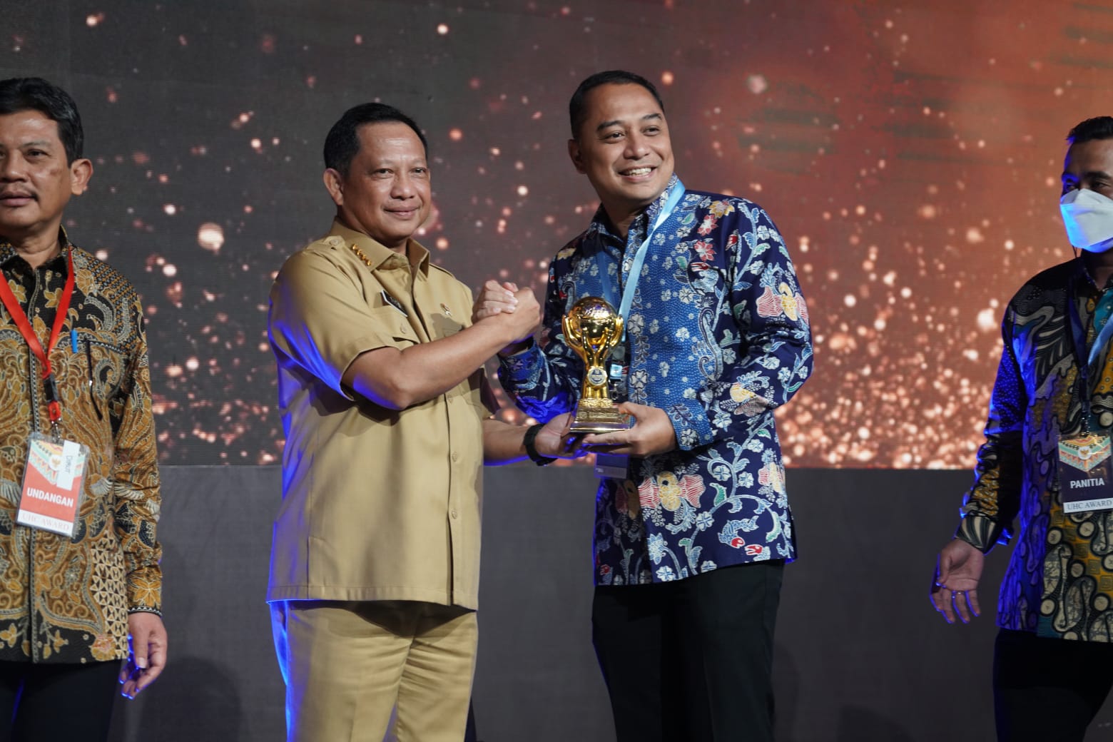 Berstatus Universal Health Coverage, Pemkot Surabaya Terima Penghargaan Dalam UHC Award