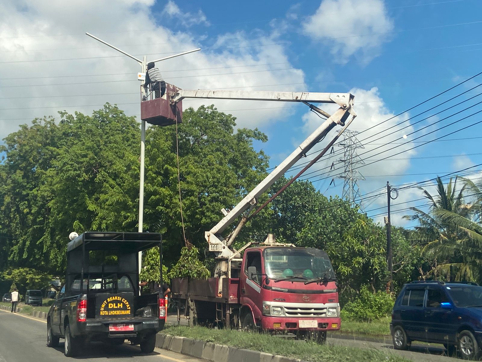 Terangi Jalan Nasional, PLN NP UP Arun Bangun Lampu Tiang Jalan Lintas Sumatera