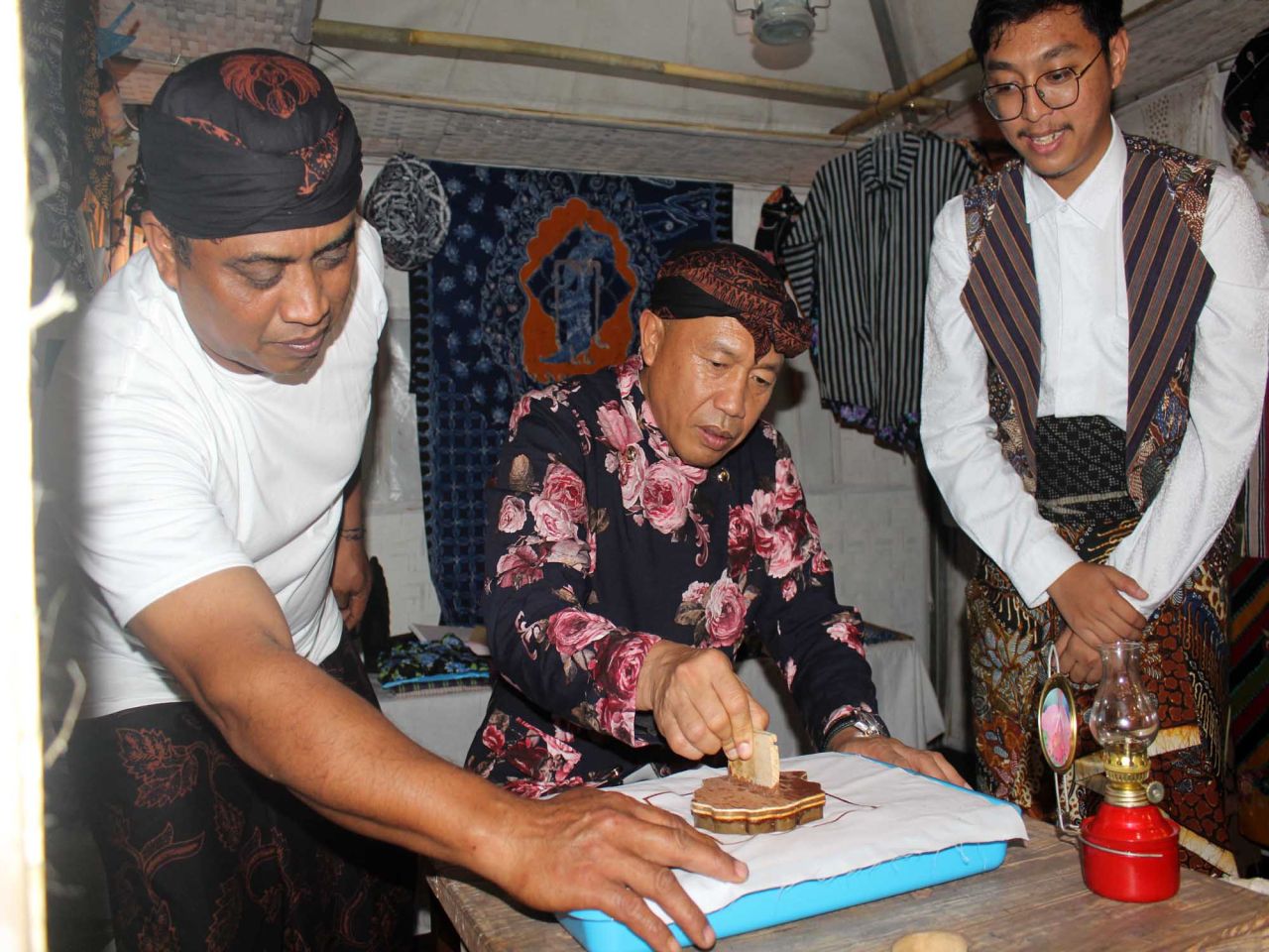 Kepala Dinas Diskopindag Kota Malang Eko Sri Yuliadi mencoba batik cap di stan batik Soendari saat gelaran Malang Fashion and Food Festival, Sabtu (22/7).