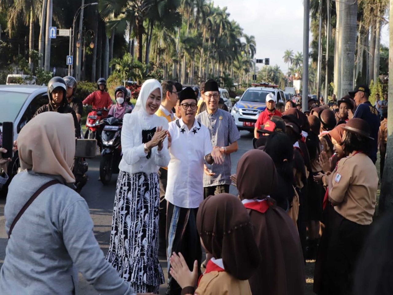 Wali Kota Sutiaji dan Widayati Sutiaji menyapa warga.