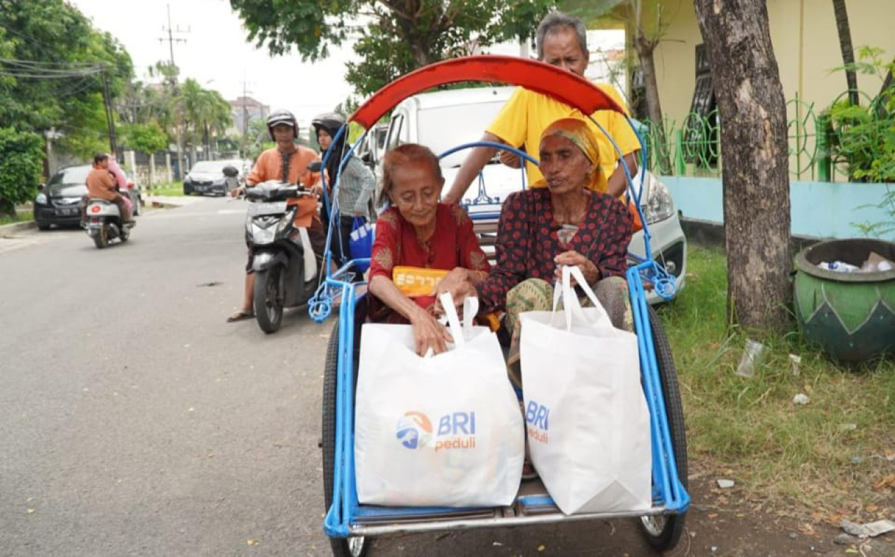BRI Cabang Rajawali Salurkan 1.000 Paket Sembako di Wilayah Pabean Cantikan