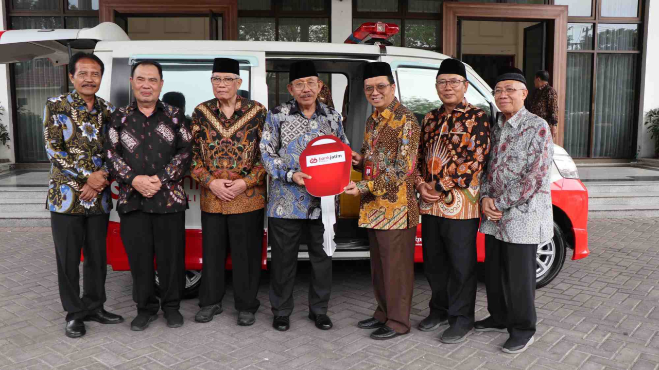 Bank Jatim Beri Ambulans untuk PMI Jawa Timur