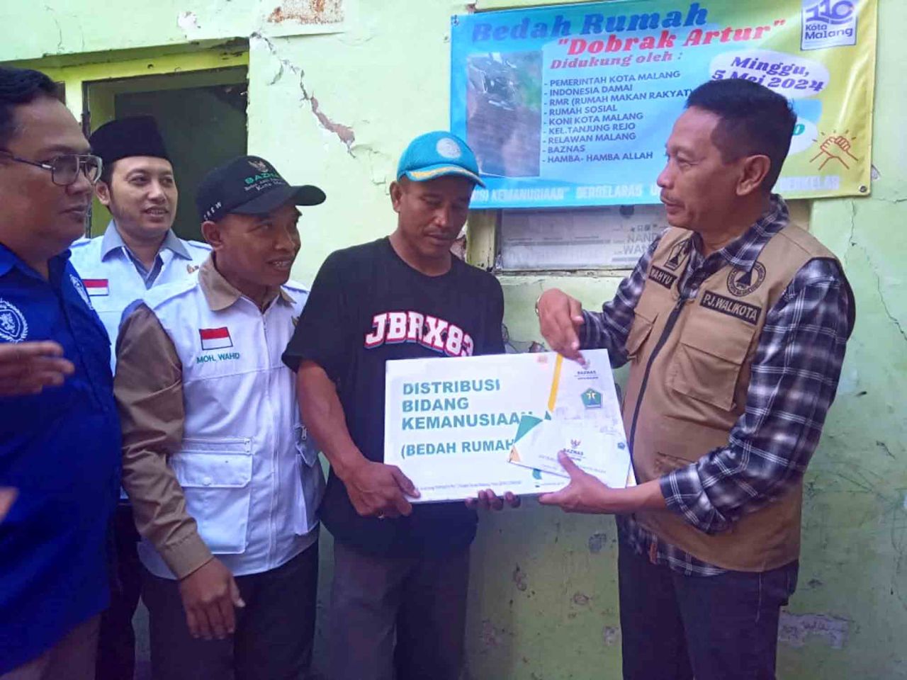 Penjabat Wali Kota Malang Salurkan Bantuan Bedah Rumah Mantan Petinju Dobrak Arter