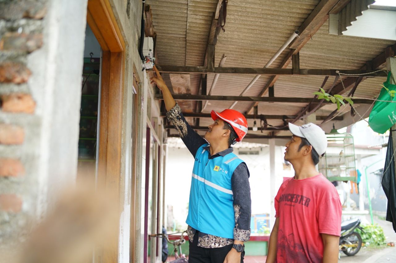 PLN Sambung Listrik Gratis untuk 812 Warga Pra Sejahtera di Jawa Timur
