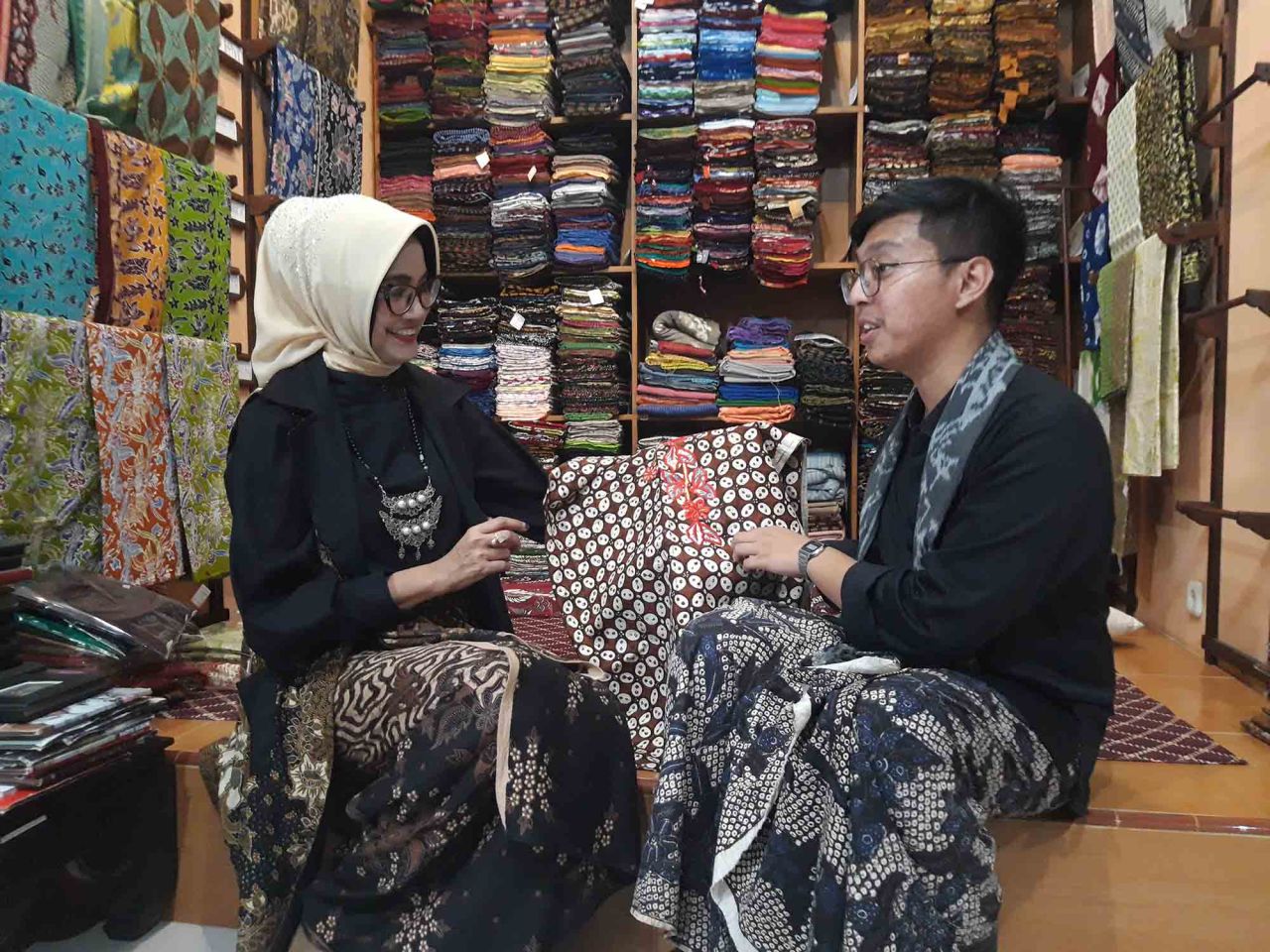 Direktur Batik Soendari Satrya Paramandana menunjukkan motif batik khas Malang pada konsumen. 
